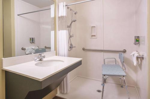 本顿维拉昆塔套房酒店的一间浴室