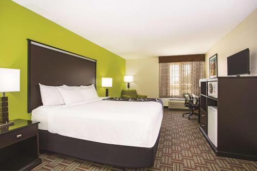 弗鲁塔昆汀塔弗瑞塔套房酒店的酒店客房设有一张大床和一台电视。