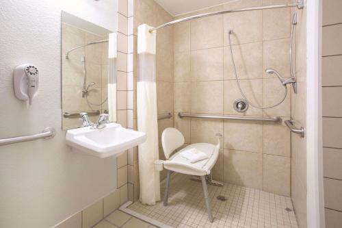 盖洛普盖洛普拉金塔客栈及套房的浴室配有水槽、淋浴和椅子