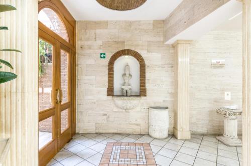罗马坦皮欧迪巴拉雷酒店的墙上有雕像的浴室