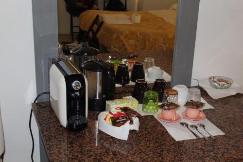 韦尔纳扎enrica barrani room的台面上配有咖啡壶和食物