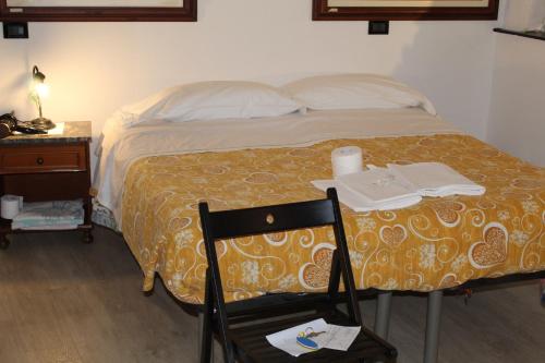 韦尔纳扎enrica barrani room的一间卧室配有一张带椅子的床和一张书桌