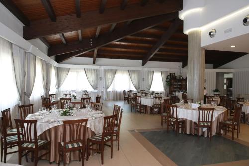 CastelmauroPARCO DELLE STELLE的用餐室设有桌椅和窗户。
