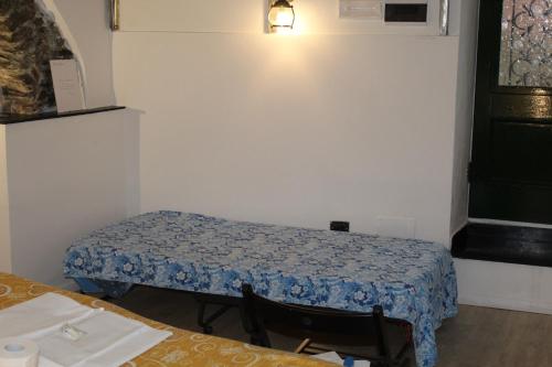 韦尔纳扎enrica barrani room的小房间设有床和窗户