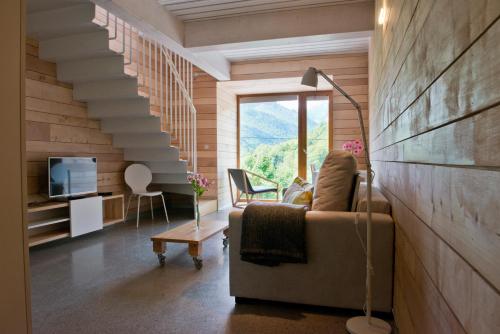 CaleaoCentro de Ecoturismo Tierra del Agua的带沙发和楼梯的客厅