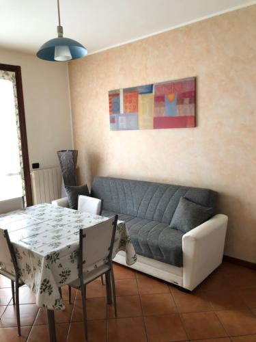 博洛尼亚Michelino's house的客厅配有沙发和桌子