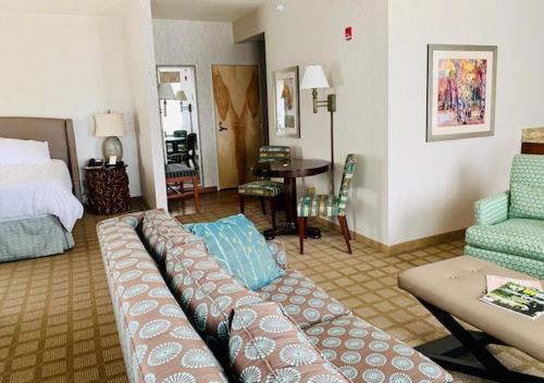 埃尔金斯Wingate by Wyndham Elkins的酒店客房带沙发以及一间卧室