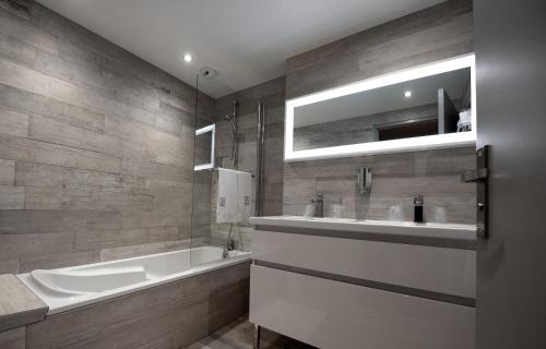 蒙索莱米讷诺塔贝纳酒店的带浴缸、水槽和镜子的浴室