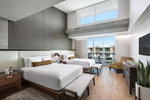 斯科茨Mountain Shadows Resort Scottsdale的酒店客房设有两张床和电视。