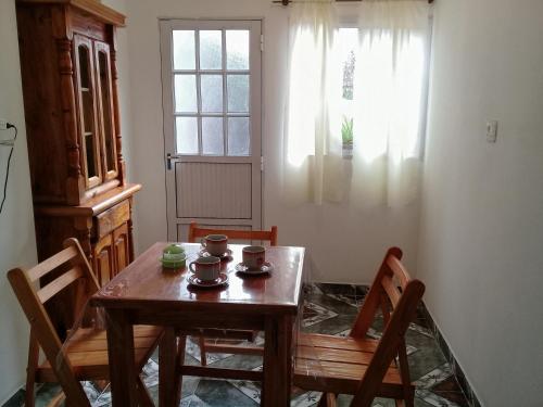 乌尼翁镇Casa Valle del Bermejo的一间带桌椅和窗户的用餐室