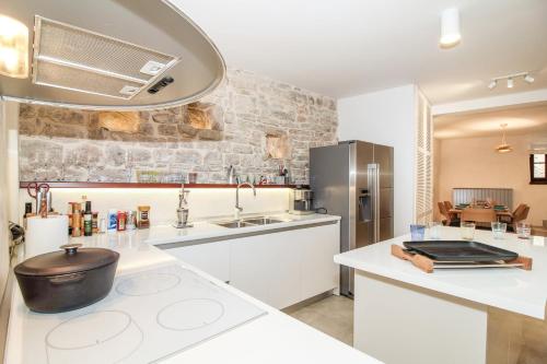 巴莱Villa Castel的厨房配有白色台面和冰箱