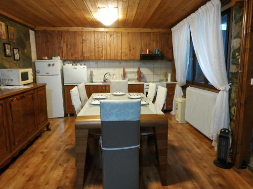 阿瑞达伊亚Loutra Mountain Nature的厨房配有桌椅和台面