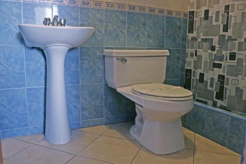 利马波希米亚酒店的一间带卫生间和水槽的浴室