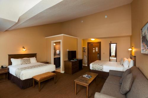 班夫欧文山地酒店的酒店客房,设有两张床和一张沙发