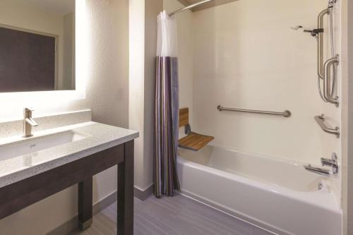 特雷霍特特拉霍特拉昆塔套房酒店的带浴缸、水槽和淋浴的浴室