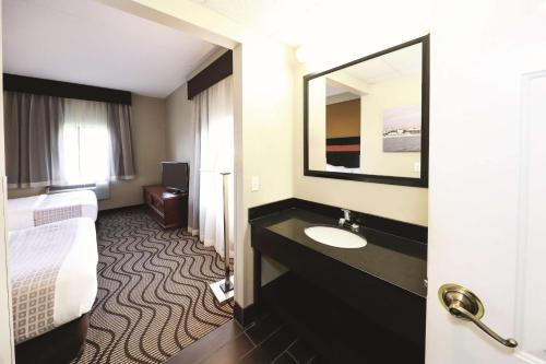 桑达斯基雪松点附近桑德斯基拉金塔旅馆的酒店客房设有带水槽的浴室和一张床