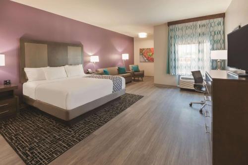 特雷霍特特拉霍特拉昆塔套房酒店的酒店客房设有一张大床和一张书桌。