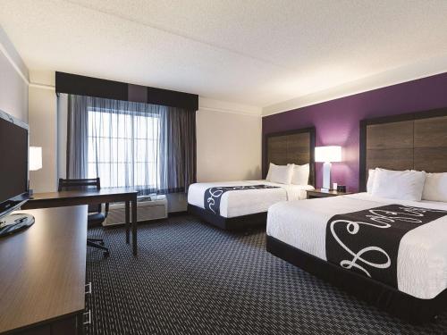 普莱诺达拉希西普莱诺旅馆&套房酒店的酒店客房配有两张床和一张书桌