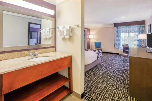 弗洛伦斯拉奎旅馆辛辛那提机场佛罗伦萨的酒店客房设有水槽和一张床