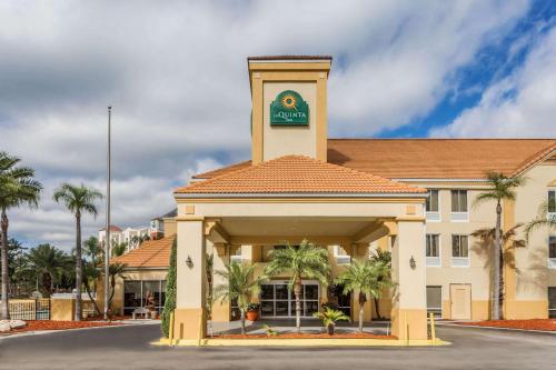 奥兰多奥兰多环球影城区拉金塔旅馆及套房的棕榈树建筑的前面