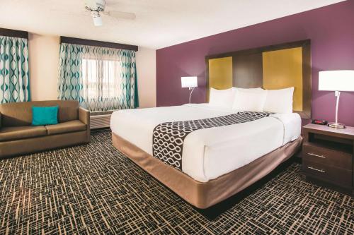 梅森辛辛那提东北-梅森拉金塔旅馆及套房酒店的酒店客房带一张大床和一把椅子