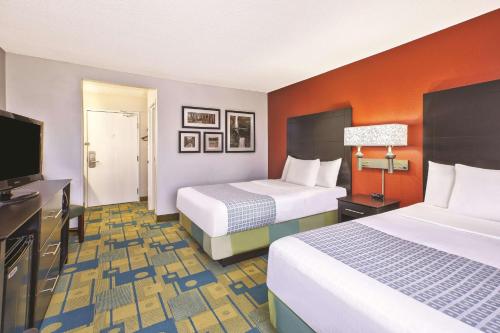 佩里斯堡托莱多拉金塔旅馆及套房酒店客房内的一张或多张床位