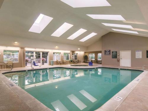 丹佛丹佛机场DIA拉昆塔套房酒店的酒店大堂的大型游泳池