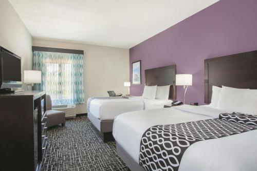 沃尔顿堡滩拉金塔旅馆及套房酒店客房内的一张或多张床位