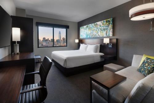 旧金山Hyatt Place San Francisco/Downtown的酒店客房,配有床和沙发