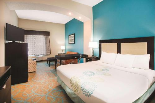 金斯兰金斯兰/金斯湾海军基地拉金塔旅馆及套房酒店的酒店客房设有一张大床和一张书桌。