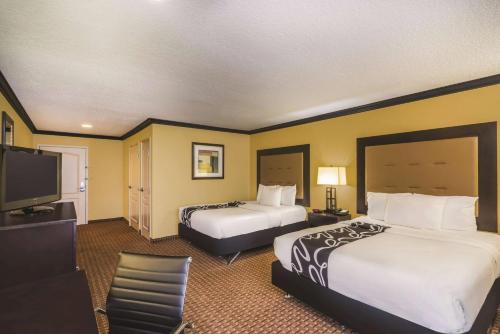 布兰登布兰登杰克逊机场东拉昆塔套房酒店 的酒店客房设有两张床和一台平面电视。