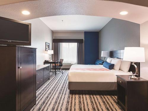 圣安东尼奥圣安东尼奥西北拉金塔套房酒店的配有一张床和一台平面电视的酒店客房