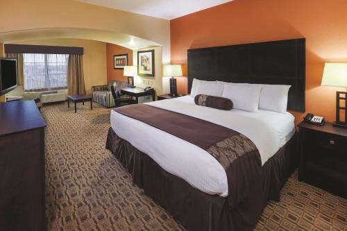 瑟西塞阿希拉昆塔套房酒店的酒店客房设有一张大床和一张书桌。