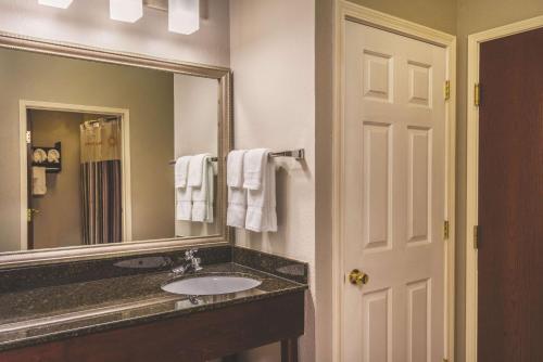 La Quinta Inn & Suites by Wyndham Louisville East的一间浴室