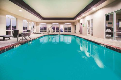 拉塞尔维尔La Quinta by Wyndham Russellville的一座带大型游泳池的别墅内的游泳池