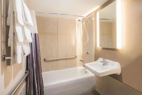 布鲁克林布鲁克林市中心拉奎恩塔套房酒店的一间带水槽、浴缸和卫生间的浴室