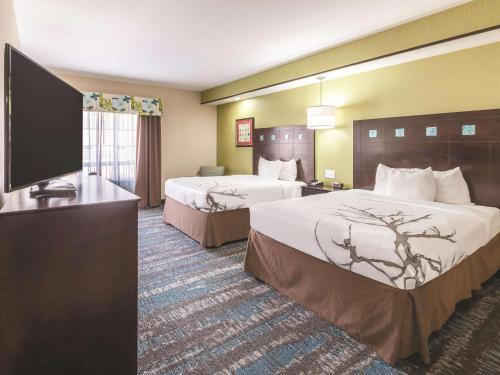 拉金塔达拉斯大草原城套房酒店客房内的一张或多张床位