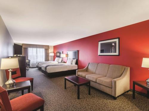 法戈La Quinta by Wyndham Fargo-Medical Center的酒店客房,设有两张床和一张沙发