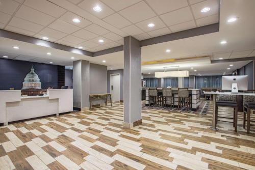 国会山高地La Quinta Inn & Suites by Wyndham DC Metro Capital Beltway的和我们国会大厦的办公室大厅