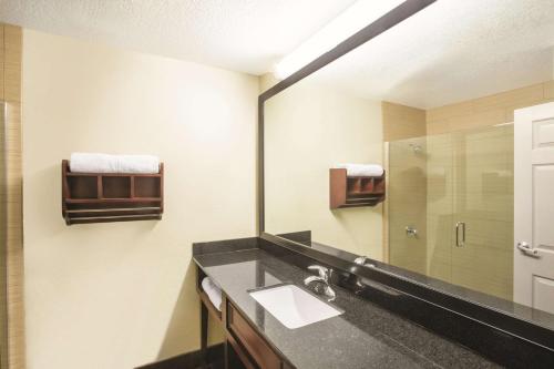 普雷斯科特会议中心拉昆塔酒店及套房的一间浴室