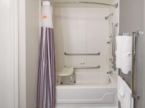 格林伍德村丹佛恩格尔伍德科技CTR拉金塔酒店的带浴缸和淋浴帘的浴室