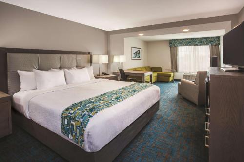 伍德伯里圣保罗伍德伯拉金塔旅馆及套房的酒店客房设有一张大床和一张沙发。