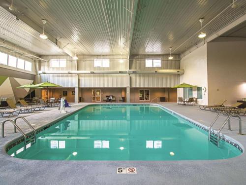 沙伦维尔辛辛那提沙伦维尔拉金塔旅馆及套房的大型建筑中的大型游泳池