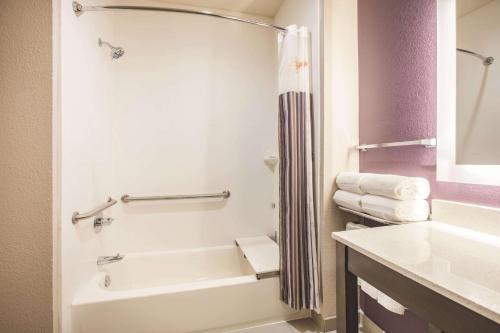 本殖民地La Quinta by Wyndham Dallas Plano - The Colony的浴室配有白色浴缸和水槽