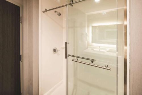 麦克多诺La Quinta Inn & Suites by Wyndham Atlanta South - McDonough的带淋浴的浴室和玻璃门
