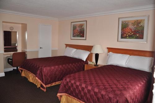 奥克兰奥克兰市中心/梅里特湖美国最佳价值旅馆的酒店客房配有两张床和一张书桌