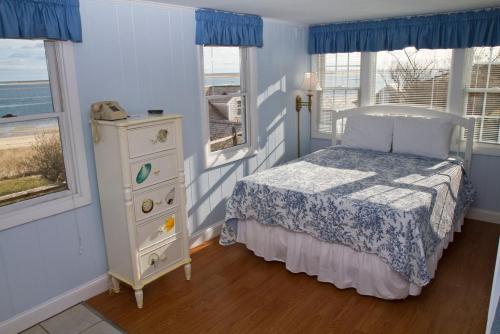 查塔姆霍桑酒店的一间卧室配有一张床、梳妆台和窗户。
