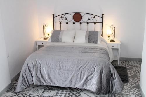 麦地那西多尼亚Casa Atahona - Casita con Encanto的一间卧室配有一张带2个床头柜的大床