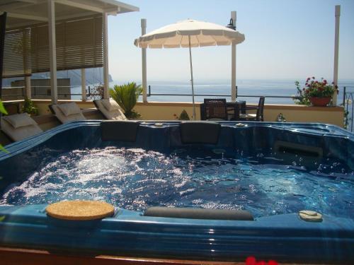 拉维罗拉维罗亿博丽旅馆的庭院内的热水浴池和遮阳伞