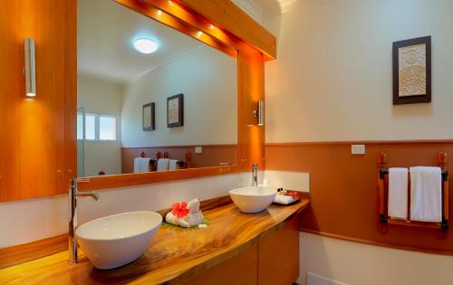 克罗托格贝达拉海滩旅馆的一间带两个盥洗盆和大镜子的浴室